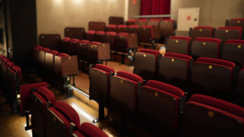 Teatr Współczesny w Warszawie oferuje na sprzedaż używane fotele teatralne tapicerowane. 