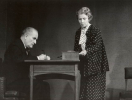 Jan Kreczmar (Dyrektor teatru), Barbara Drapińska (Laura)<br/> fot. Edward Hartwig
