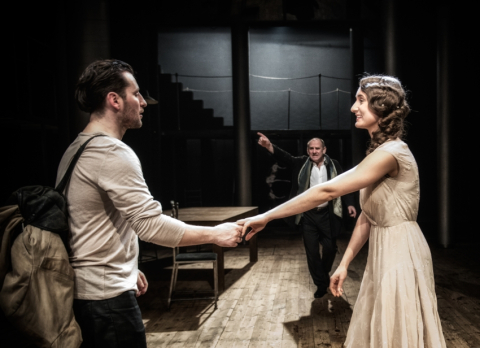 Wojciech Zieliński (Laertes), Kamila Kuboth (Ofelia), na drugim planie Sławomir Orzechowski (Poloniusz) - HAMLET