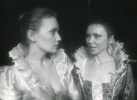 Maria Pakulnis (Helena), Ewa Błaszczyk (Hermia)<br/> fot. Andrzej Krynicki