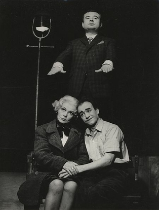 Barbara Drapińska (Ellen Manville), Wiesław Michnikowski (Harry Berlin) stoi: Mieczysław Czechowicz (Milt Manville)<br/> fot. Edward Hartwig